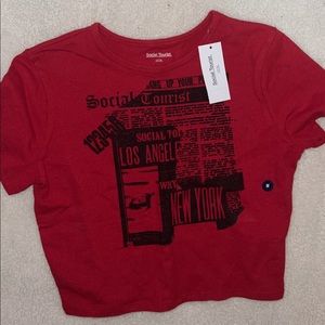 Social tourist red cropped tee